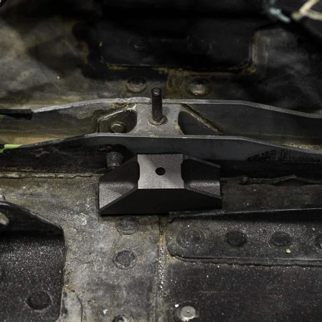 Un nuevo soporte metálico impreso en 3D junto con la parte de aluminio que reemplazará en un F-22 Raptor durante la reparación del depósito en Hill Air Force Base, Utah, 16 de enero de 2019. Foto por Ronald Bradshaw