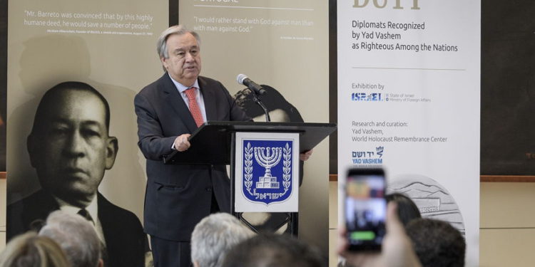 Antonio Guterres pronuncia un discurso en la inauguración de la exposición 'Más allá del deber: diplomáticos justos entre las naciones'. (ONU / Manuel Elías)