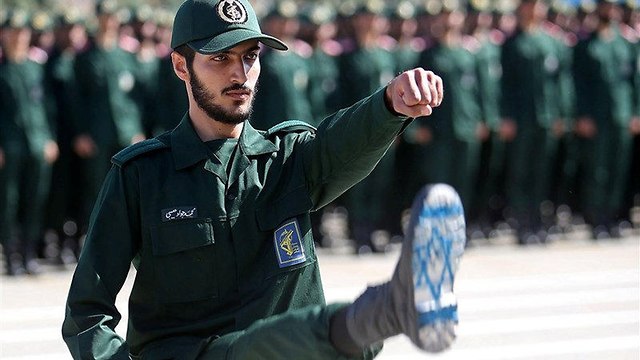 Un soldado iraní muestra la bandera israelí dibujada en la suela de su zapato (Foto: Reuters)