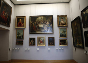 Las pinturas saqueadas por los nazis durante la Segunda Guerra Mundial están en exhibición en el museo del Louvre en París, el martes 30 de enero de 2018. (Foto AP / Christophe Ena)