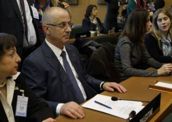 El Primer Ministro de la Autoridad Palestina, Rami Hamdallah, asiste a una conferencia de la Organización de Obras Públicas y Socorro de las Naciones Unidas para los Refugiados de Palestina en el Cercano Oriente, UNRWA, conferencia en Roma, el jueves 15 de marzo de 2018. (Foto AP / Andrew Medichini)