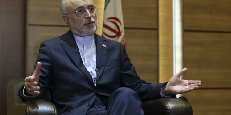 El jefe nuclear de Irán, Ali Akbar Salehi, habla en una entrevista con The Associated Press en la sede de la agencia de energía atómica de Irán, en Teherán, Irán, el martes 11 de septiembre de 2018. (AP Photo / Vahid Salemi)