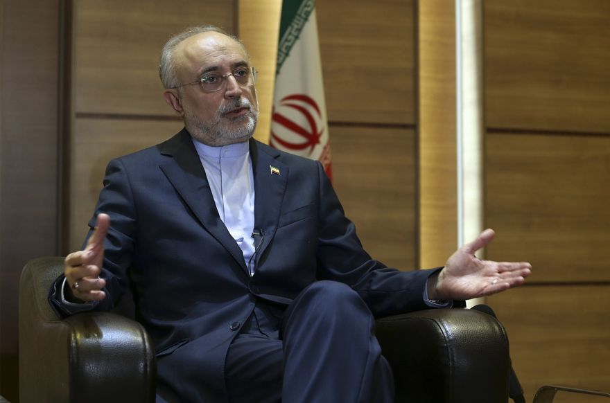 El jefe nuclear de Irán, Ali Akbar Salehi, habla en una entrevista con The Associated Press en la sede de la agencia de energía atómica de Irán, en Teherán, Irán, el martes 11 de septiembre de 2018. (AP Photo / Vahid Salemi)