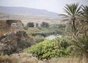 El río Jordán se puede ver en el área del valle del Jordán llamada Naharayim, 22 de octubre de 2018. (Foto AP / Ariel Schalit)