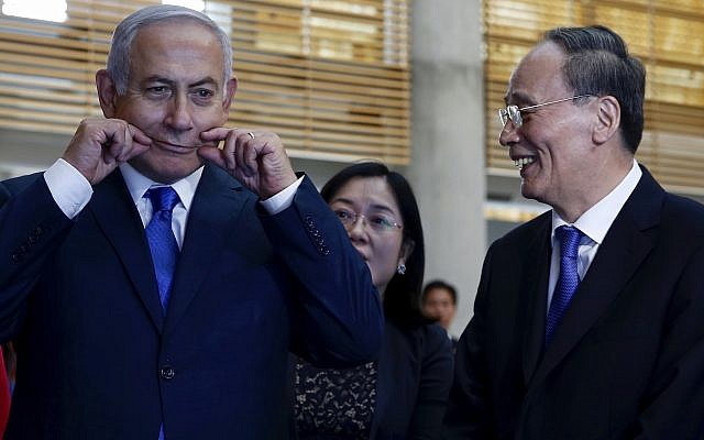 El vicepresidente de China, Wang Qishan, a la derecha, se ríe cuando el primer ministro Benjamin Netanyahu hace una mueca mientras recorren la Cumbre de la Innovación Israelí en Jerusalén, el 24 de octubre de 2018. (AP Photo / Ariel Schalit, Pool)