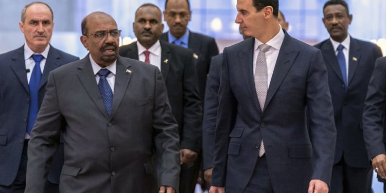 El presidente sirio Bashar Assad, a la izquierda, se reúne con el presidente de Sudán, Omar al-Bashir, en Damasco, Siria, el 16 de diciembre de 2018, en Damasco. (La agencia oficial de noticias siria, SANA a través de AP)