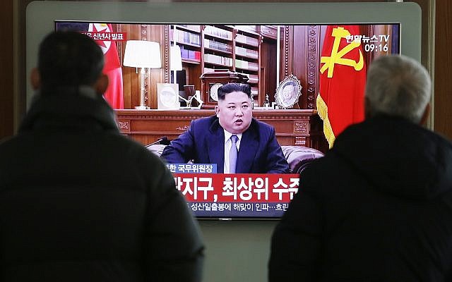 La gente ve noticias de televisión en una pantalla que muestra el discurso de Año Nuevo del líder norcoreano, Kim Jong Un, en la estación de tren de Seúl, en Seúl, Corea del Sur, el martes 1 de enero de 2019. Las letras en la pantalla dicen: "El líder norcoreano, Kim Jong El discurso de Año Nuevo de la ONU ". El líder norcoreano, Kim, dice que espera ampliar su cumbre nuclear de alto nivel con el presidente Donald Trump en 2019, pero también advierte a Washington que no ponga a prueba la paciencia de los norcoreanos con las sanciones y la presión. (Foto AP / Ahn Young -junto