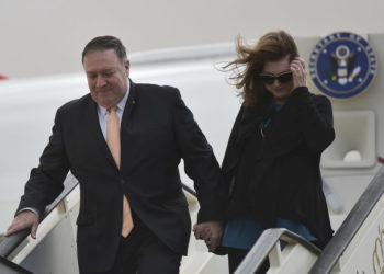 El secretario de Estado de los EE. UU., Mike Pompeo, se fue, y su esposa Susan desembarcan de sus aviones cuando llegan a Amman, Jordania, al comienzo de una gira por Medio Oriente, el 8 de enero de 2019. (Andrew Caballero-Reynolds / Foto de piscina a través de AP)