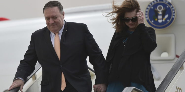 El secretario de Estado de los EE. UU., Mike Pompeo, se fue, y su esposa Susan desembarcan de sus aviones cuando llegan a Amman, Jordania, al comienzo de una gira por Medio Oriente, el 8 de enero de 2019. (Andrew Caballero-Reynolds / Foto de piscina a través de AP)