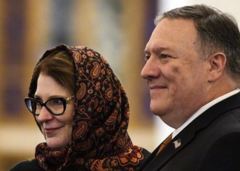 El secretario de Estado de Estados Unidos, Mike Pompeo, y su esposa Susan posan para una foto mientras visitan la recién inaugurada Catedral de la Natividad, en la Nueva Capital Administrativa de Egipto, al este de El Cairo, el jueves 10 de enero de 2019. (Andrew Caballero-Reynolds / Pool Foto vía AP)