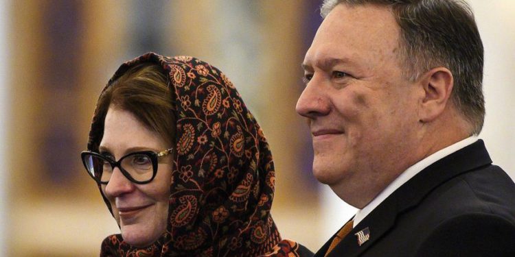 El secretario de Estado de Estados Unidos, Mike Pompeo, y su esposa Susan posan para una foto mientras visitan la recién inaugurada Catedral de la Natividad, en la Nueva Capital Administrativa de Egipto, al este de El Cairo, el jueves 10 de enero de 2019. (Andrew Caballero-Reynolds / Pool Foto vía AP)