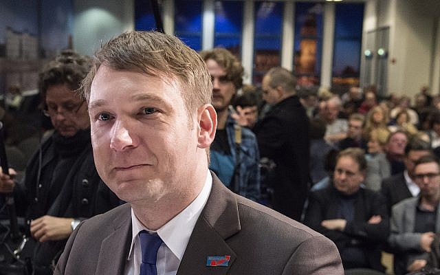 En este viernes, 11 de marzo de 2016, Andre Poggenburg, ex líder del partido regional de Alternative fuer Deutschland (AfD) en el estado alemán de Sajonia-Anhalt, llega antes de un mitin de la campaña electoral de su partido en Magdeburgo, Alemania (AP Photo / Jens Meyer)