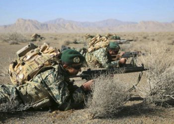 En esta foto provista el viernes 25 de enero de 2019 por el ejército iraní, los soldados toman posiciones en un simulacro de infantería en la provincia central de Isfahan, Irán. (Ejército iraní a través de AP)
