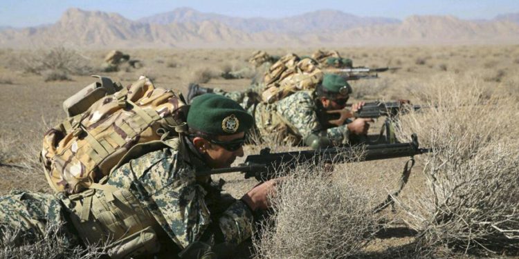En esta foto provista el viernes 25 de enero de 2019 por el ejército iraní, los soldados toman posiciones en un simulacro de infantería en la provincia central de Isfahan, Irán. (Ejército iraní a través de AP)