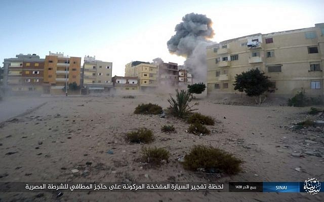 Una explosión durante un ataque a un puesto de control de la policía egipcia en el-Arish, norte de Sinaí, Egipto, el 9 de enero de 2017. (Grupo de Estado Islámico en Sinaí / AP)