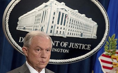 El fiscal general de los EE. UU., Jeff Sessions, asiste a una conferencia de prensa en el Departamento de Justicia en Washington, el viernes 4 de agosto de 2017. (AP Andrew Harnik)