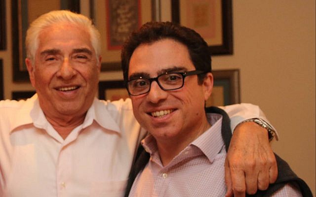 Esta foto, sin fecha, publicada y publicada por Babak Namazi, hermano de Siamak Namazi e hijo de Baquer Namazi, muestra a Baquer Namazi, izquierda, ya su hijo Siamak en un lugar no identificado. (Babak Namazi a través de AP)