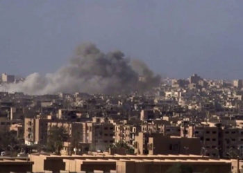 Archivo: Humo y escombros en aumento después del bombardeo del gobierno sirio de la ciudad de Deir el-Zour durante una batalla contra el Estado Islámico en 2017 (SANA a través de AP)