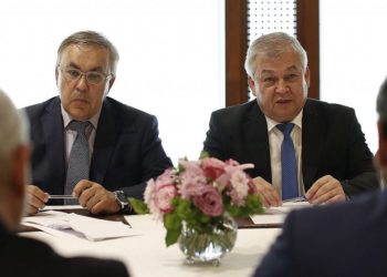 El enviado especial presidencial de Rusia a Siria, Alexander Lavrentiev, derecha, y el viceministro de Relaciones Exteriores de Rusia, Sergei Vershinin, en el centro, en Beirut, Líbano, 26 de julio de 2018 (Foto AP / Hassan Ammar / Archivo)