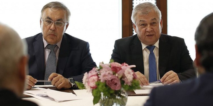 El enviado especial presidencial de Rusia a Siria, Alexander Lavrentiev, derecha, y el viceministro de Relaciones Exteriores de Rusia, Sergei Vershinin, en el centro, en Beirut, Líbano, 26 de julio de 2018 (Foto AP / Hassan Ammar / Archivo)