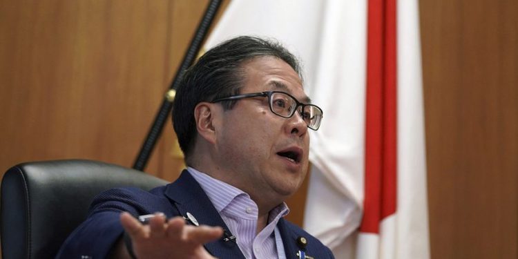 El ministro de Comercio de Japón, Hiroshige Seko, habla durante una entrevista exclusiva con The Associated Press en su oficina en Tokio el jueves 23 de agosto de 2018; (Foto AP / Eugene Hoshiko)