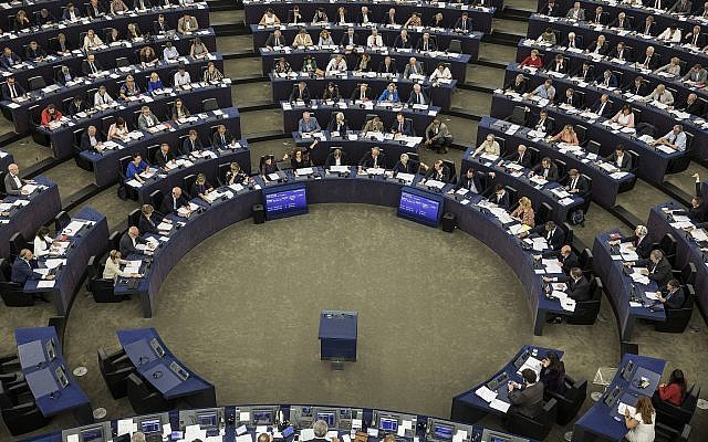 Los miembros del Parlamento Europeo participan en una votación en Estrasburgo, este de Francia, 12 de septiembre de 2018. (Foto AP / Jean-Francois Badias)