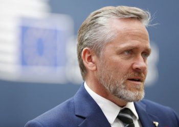 El ministro de Relaciones Exteriores danés, Anders Samuelsen, habla con los medios de comunicación al concluir una cumbre UE-ASEM en Bruselas, el 19 de octubre de 2018. (Alastair Grant / AP)
