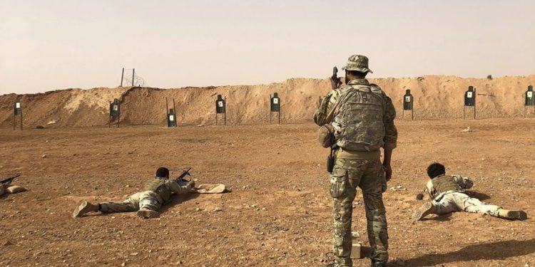 Los miembros del grupo de oposición sirio Maghawir al-Thawra reciben entrenamiento con armas de fuego de los soldados de las Fuerzas Especiales del Ejército de los EE. UU. En el puesto militar de al-Tanf en el sur de Siria el 22 de octubre de 2018. (AP / Lolita Baldor)