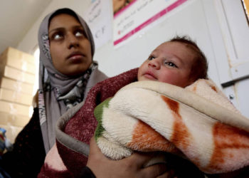 Un niño sirio del campamento informal de Rukban para sirios desplazados, entre las fronteras de Jordania y Siria, recibe tratamiento en una clínica administrada por UNICEF dentro de Jordania, 14 de febrero de 2017. (Raad Adayleh / AP)