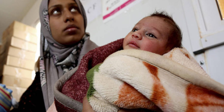 Un niño sirio del campamento informal de Rukban para sirios desplazados, entre las fronteras de Jordania y Siria, recibe tratamiento en una clínica administrada por UNICEF dentro de Jordania, 14 de febrero de 2017. (Raad Adayleh / AP)