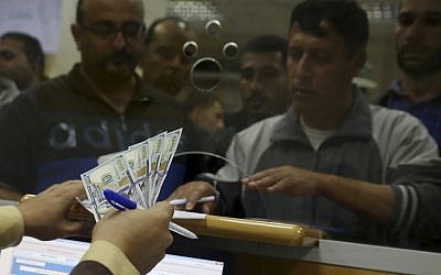 Los empleados del gobierno de Hamás esperan recibir el 60 por ciento de sus salarios atrasados, en la oficina principal de correos de Gaza, en la ciudad de Gaza, el 9 de noviembre de 2018. (AP Photo / Adel Hana)