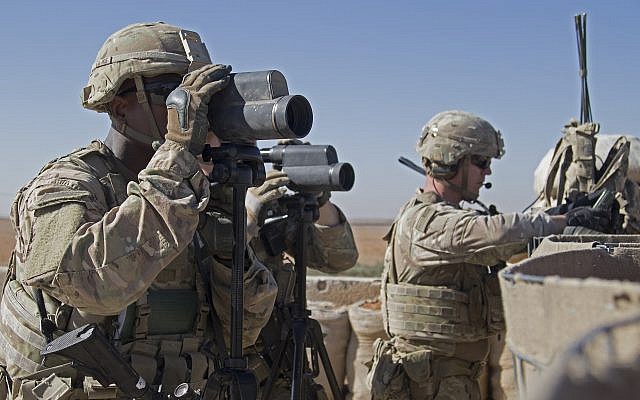 En esta foto del 1 de noviembre de 2018 lanzada por el Ejército de los EE. UU., Los soldados vigilan el área durante una patrulla en Manbij, Siria (foto del Ejército de EE. UU. Por la Zp. Zoe Garbarino a través de AP)