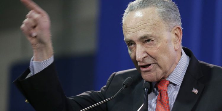 El senador de los Estados Unidos, Chuck Schumer, habla durante una ceremonia de inauguración del nuevo fiscal general de Nueva York, Letitia James, en Nueva York, el domingo 6 de enero de 2019 (Foto AP / Seth Wenig)