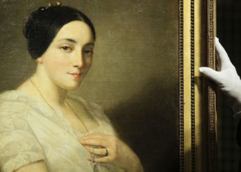 La pintura 'Retrato de una joven sentada' de Thomas Couture se coloca en un caballete durante una ceremonia de restitución a los herederos del político judío francés Georges Mandel en Berlín el 8 de enero de 2019. (AP Photo / Markus Schreiber)