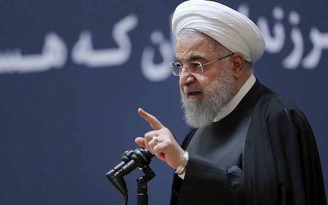 El presidente Hassan Rouhani habla en una ceremonia para conmemorar el segundo aniversario de la muerte del ex presidente iraní Akbar Hashemi Rafsanjani, en Teherán, Irán, el 10 de enero de 2019. (Oficina de la Presidencia iraní a través de AP)