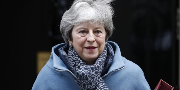 La primera ministra británica, Theresa May, deja 10 Downing Street para la Cámara de los Comunes para sus preguntas semanales de primera ministra en Londres, el 23 de enero de 2019. (Foto AP / Alastair Grant)