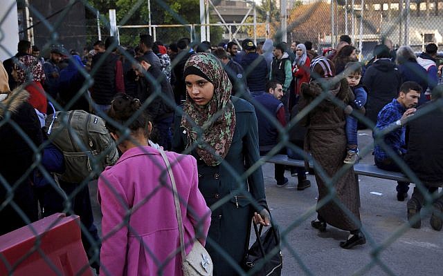 Los refugiados sirios esperan para abordar un autobús para llevarlos a casa a Siria, en el suburbio norteño de Bejut, Burj Hammoud, Líbano, 24 de enero de 2019. (Foto AP / Bilal Hussein)