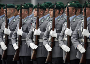 Los soldados alemanes montan guardia para una ceremonia de bienvenida militar del entonces ministro de Defensa Thomas de Maiziere para su homólogo de Afganistán, Bismillah Khan Mohammadi, en el ministerio de defensa en Berlín, Alemania, el 24 de octubre de 2013. (Foto AP / Michael Sohn)