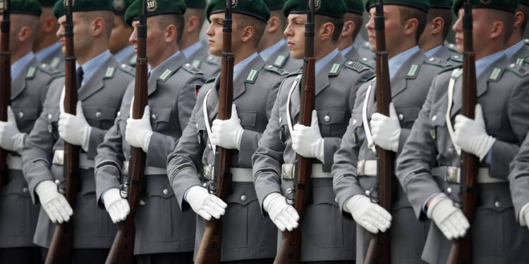 Los soldados alemanes montan guardia para una ceremonia de bienvenida militar del entonces ministro de Defensa Thomas de Maiziere para su homólogo de Afganistán, Bismillah Khan Mohammadi, en el ministerio de defensa en Berlín, Alemania, el 24 de octubre de 2013. (Foto AP / Michael Sohn)