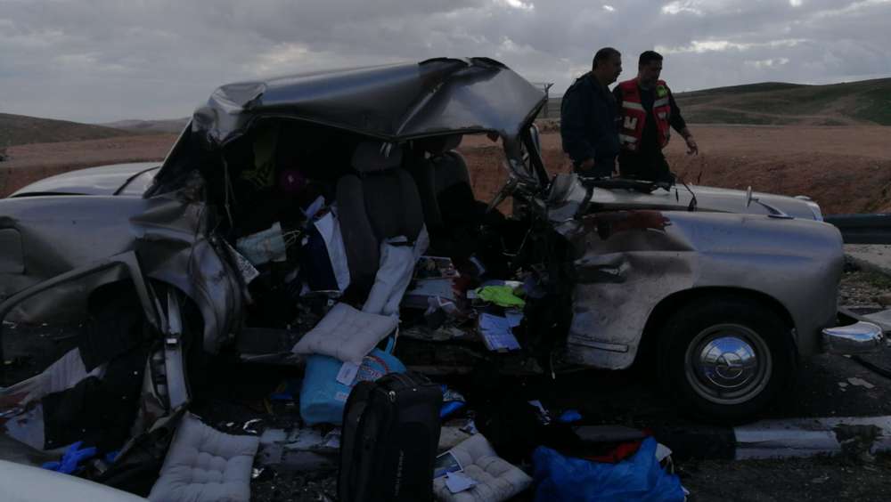 La escena de un accidente automovilístico en Judea que involucró a un Mercedes Benz 1960 clásico en enero de 2019 (Cortesía de Judea y Samaria, bomberos y rescate)