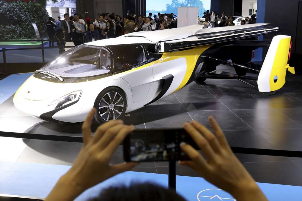 Ilustrativo: Un visitante toma una foto del Aeromobil, un auto volador de Eslovaquia, durante la Exposición Internacional de Importaciones de China en Shanghai, el lunes 5 de noviembre de 2018. (AP Photo / Ng Han Guan)