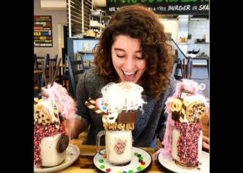 Aiia Maasarwe fotografiada en un café de Melbourne, 1 de octubre de 2018. (Instagram)