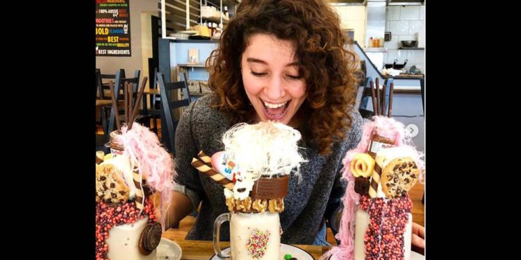 Aiia Maasarwe fotografiada en un café de Melbourne, 1 de octubre de 2018. (Instagram)