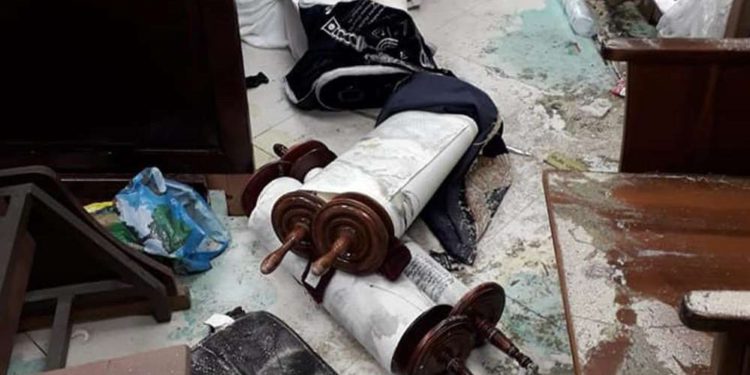 Vándalos lanzan rollos de Torá en el piso en ataque a sinagoga de Jerusalem