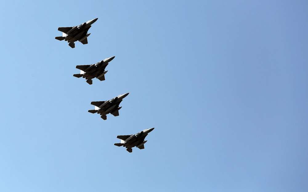 Los aviones de combate sauditas vuelan sobre la base aérea de Incirlik cerca de Adana, sur de Turquía, el 26 de febrero de 2016. (Foto AP)