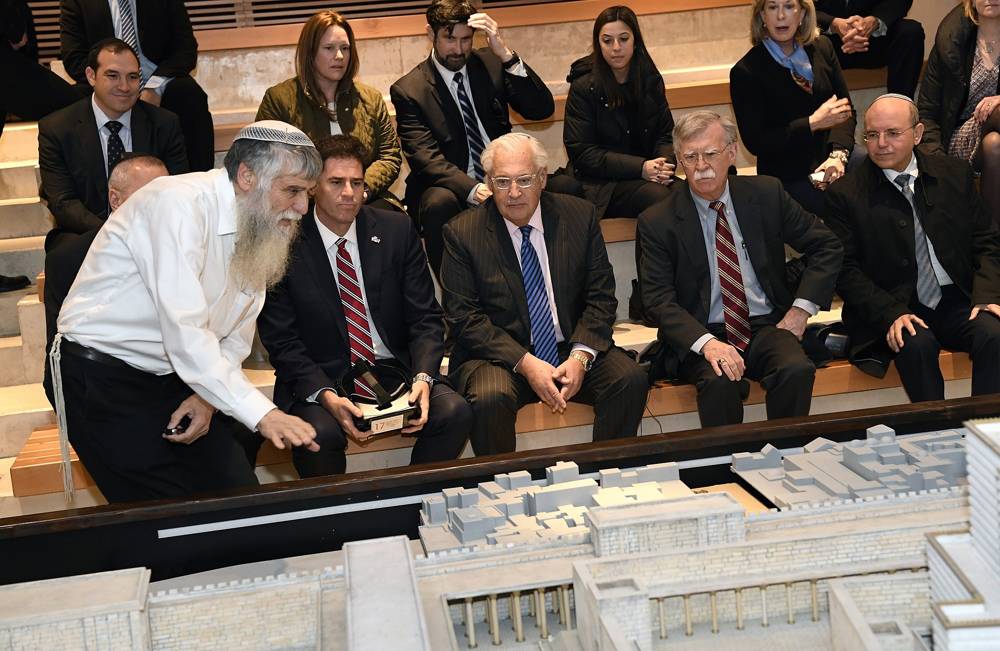El asesor de seguridad nacional de los Estados Unidos, John Bolton (segunda a la derecha), visita los túneles del Muro Occidental en la Ciudad Vieja de Jerusalén, el 6 de enero de 2019. Bolton fue acompañado por el embajador de los Estados Unidos en Israel, David M. Friedman (centro) y el rabino Mordechai Soli Eliav (izquierda) , presidente de la Western Heritage Heritage Foundation. (Ziv Sokolov / Embajada de los Estados Unidos en Jerusalén)