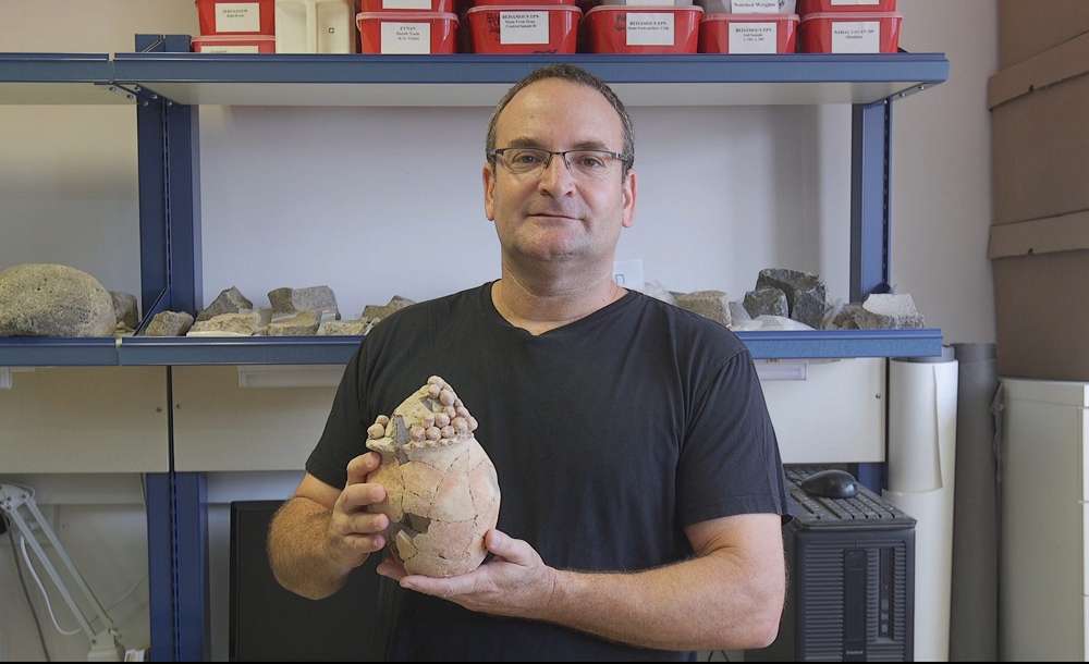 El profesor Danny Rosenberg de la Universidad de Haifa tiene el silo de arcilla de 7.200 años de antigüedad que se encuentra en Tel Tsaf en el valle del Jordán. (Universidad de Haifa)