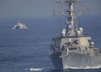 El USS Mitscher, parte de un grupo de ataque liderado por el portaaviones USS John C. Stennis, navega mientras un barco de la Guardia Revolucionaria Iraní lo oculta el 21 de diciembre de 2018. (AP Photo / Jon Gambrell)