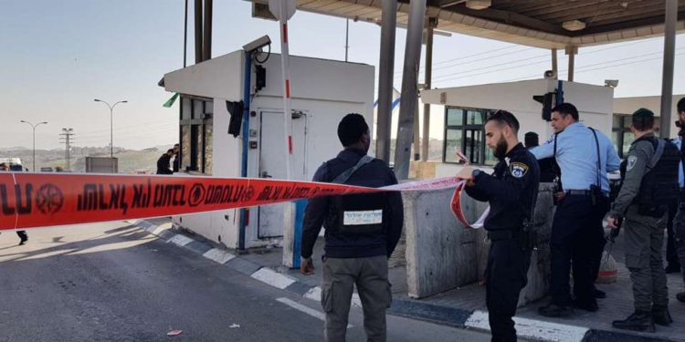 Una terrorista árabe intenta apuñalar a policías israelíes, fue abatida