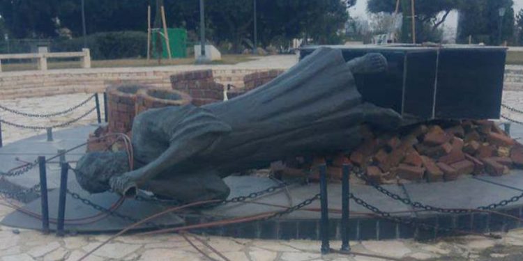 Vándalos derriban monumento del Holocausto hecho por sobreviviente de Auschwitz